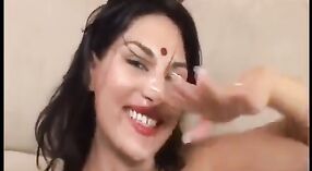 Desi slut ottiene un colpo di sperma sul suo viso in video amatoriale 3 min 20 sec
