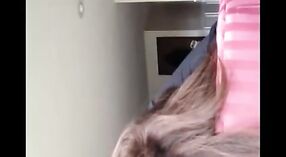 Desi menina dá um molhado e selvagem boquete para seu amante neste vídeo pornô Amador 1 minuto 50 SEC