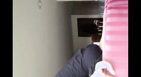 Desi menina dá um molhado e selvagem boquete para seu amante neste vídeo pornô Amador 2 minuto 30 SEC