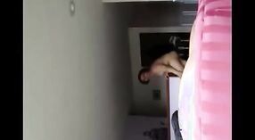 Desi menina dá um molhado e selvagem boquete para seu amante neste vídeo pornô Amador 3 minuto 40 SEC