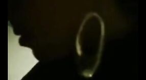 దేశీ మిల్ఫ్ ఒక పెద్ద నల్ల ఆత్మవిశ్వాసానికి అద్భుతమైన బ్లోజాబ్ ఇస్తుంది 2 మిన్ 40 సెకను