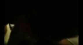 దేశీ మిల్ఫ్ ఒక పెద్ద నల్ల ఆత్మవిశ్వాసానికి అద్భుతమైన బ్లోజాబ్ ఇస్తుంది 4 మిన్ 20 సెకను