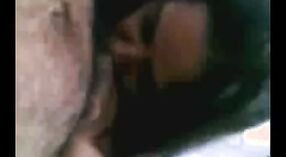 Desi milf Pooja Bhabhi wird ungezogen mit dem Schwanz ihres Partners 1 min 40 s