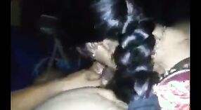 Vídeo de sexo indiano com um Marathi Bhabhi a dar ao parceiro o prazer das suas próprias mãos 1 minuto 40 SEC