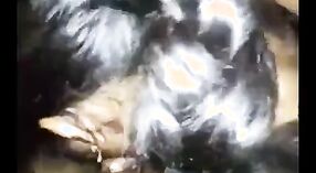 Indyjski seks wideo featuring a Marathi Bhabhi dając jej partner w przyjemność z jego własne ręce 2 / min 40 sec