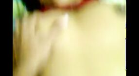 Desi-Mädchen aus Dhaka erfreuen den Schwanz ihres Freundes im Amateur-Porno-video 4 min 20 s