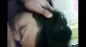 Indisches Amateurpaar erkundet Sexszenen in diesem heißen video 2 min 30 s