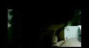 ભારતીય સેક્સ વિડિઓ: લેડી તેના પતિના મિત્રને બ્લોજોબ આપે છે 1 મીન 00 સેકન્ડ