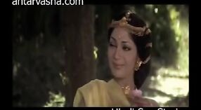 インドのセックスビデオ：1972年のボリウッド映画のコックで満たされたシーンのシミ・グラウワルとシャシ・カプール 1 分 20 秒