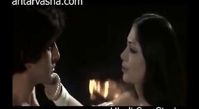 印度性爱视频：Simi Grewal和Shashi Kapoor在1972年的宝莱坞电影中充满公鸡的场景中 4 敏 20 sec