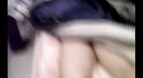 Kebersihan bibi Desi ditumbuk dalam video porno amatir 0 min 0 sec