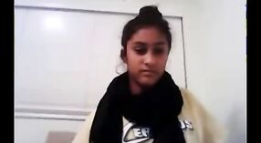 인도는 대학 소녀 수음을 해 보여줍니다 그녀의 음부에서 침실 비디오 0 최소 0 초