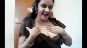 Videos de Sexo Indio: Burlarse del Cliente con una Prostituta Caliente en la Webcam 2 mín. 50 sec