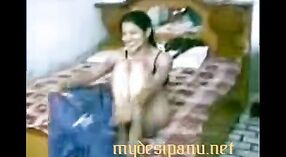 Desi Girl Divya在她的第二个印度性爱视频中出演明星 2 敏 00 sec