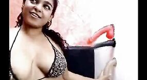 Gadis cam India Monica dadi bintang ing video paling panas ing uripé 1 min 00 sec