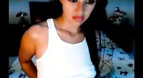 印度性爱视频中有一个可爱的女孩，她在拼贴画中揭露了她的资产 1 敏 20 sec