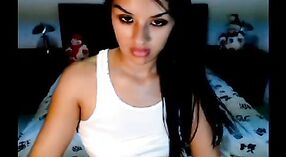 印度性爱视频中有一个可爱的女孩，她在拼贴画中揭露了她的资产 0 敏 0 sec