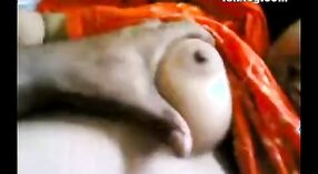 Surupa, die desische Tante, lässt ihre Brüste und Muschi vor der Kamera freilegen 0 min 0 s