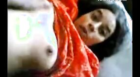 Surupa, die desische Tante, lässt ihre Brüste und Muschi vor der Kamera freilegen 1 min 00 s