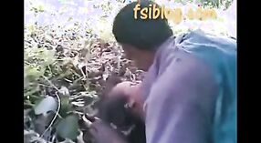 Vidéo de sexe indien d'une fille du village bangladais se fait baiser en plein air 5 minute 40 sec