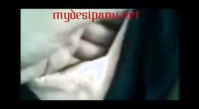 Desi meisje Daliya ' s borsten zijn op volledig display in deze amateur porno video 3 min 20 sec