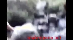 ピクニック旅行で2人のデジガールが服を脱ぐことをフィーチャーしたインドのセックスビデオ 2 分 50 秒