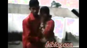 Video de sexo indio con las tetas al aire libre de una chica desi presionando 1 mín. 50 sec