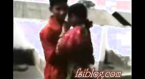 Video de sexo indio con las tetas al aire libre de una chica desi presionando 2 mín. 00 sec