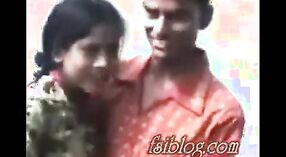 Indisches Sexvideo mit den Titten eines desi-Mädchens im Freien, die drücken 2 min 50 s
