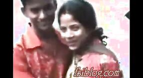 Vidéo de sexe indien mettant en vedette les seins en plein air d'une fille desi en appuyant sur 3 minute 20 sec