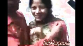 Video de sexo indio con las tetas al aire libre de una chica desi presionando 3 mín. 30 sec