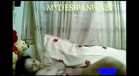 Vidéo de sexe indien amateur mettant en vedette une ado arabe sexy se roulant sur le lit 3 minute 30 sec