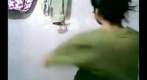 インドのセックスビデオ：ハーサーバントに捕まったセクシーなバングラデシュの女の子 0 分 30 秒