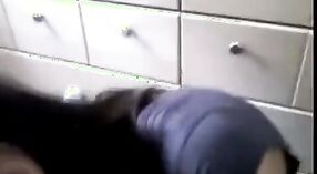 Rapariga Indiana Shakti a chupar pilas em quarto de Hotel 3 minuto 40 SEC