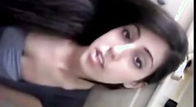 Rapariga Indiana Shakti a chupar pilas em quarto de Hotel 6 minuto 00 SEC