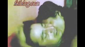 Vídeos de sexo indio: una chica de la sumisa bengalí es follada por su primo en un escándalo filtrado 1 mín. 40 sec