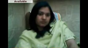 Desi MILF Ärztin entblößt sich vor der Webcam in der Pharmazie für Liebhaber 1 min 20 s