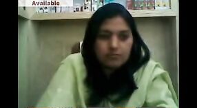 Desi MILF Ärztin entblößt sich vor der Webcam in der Pharmazie für Liebhaber 1 min 50 s