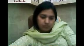 Desi MILF Ärztin entblößt sich vor der Webcam in der Pharmazie für Liebhaber 2 min 20 s