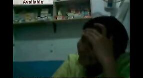 Desi MILF Ärztin entblößt sich vor der Webcam in der Pharmazie für Liebhaber 6 min 20 s