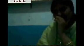 Desi MILF Ärztin entblößt sich vor der Webcam in der Pharmazie für Liebhaber 6 min 50 s