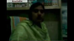 Desi MILF Ärztin entblößt sich vor der Webcam in der Pharmazie für Liebhaber 7 min 20 s
