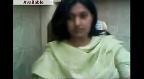 Desi MILF Ärztin entblößt sich vor der Webcam in der Pharmazie für Liebhaber 0 min 0 s