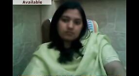 Desi MILF Ärztin entblößt sich vor der Webcam in der Pharmazie für Liebhaber 0 min 50 s