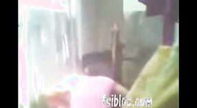 Indisches Sexvideo mit einem desi-Mädchen in einem Bad im Freien 0 min 0 s