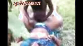 Clips aficionados de la escena de sexo al aire libre de una niña bangladesí 2 mín. 20 sec