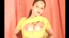 Desi milf zeigt Ihre großen Brüste im amateur-porno-video 1 min 20 s