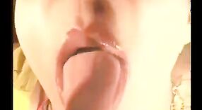 デジ・ミルフはアマチュアポルノビデオで彼女の大きなおっぱいを誇示します 4 分 50 秒