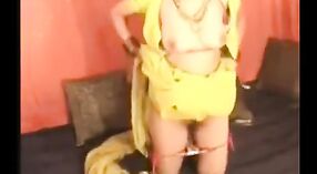 Милфа Дези выставляет напоказ свои большие сиськи в любительском порно видео 6 минута 20 сек