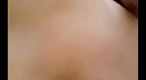 Индийское секс-видео с участием грудастой девушки верхом на большом члене своего парня 2 минута 10 сек